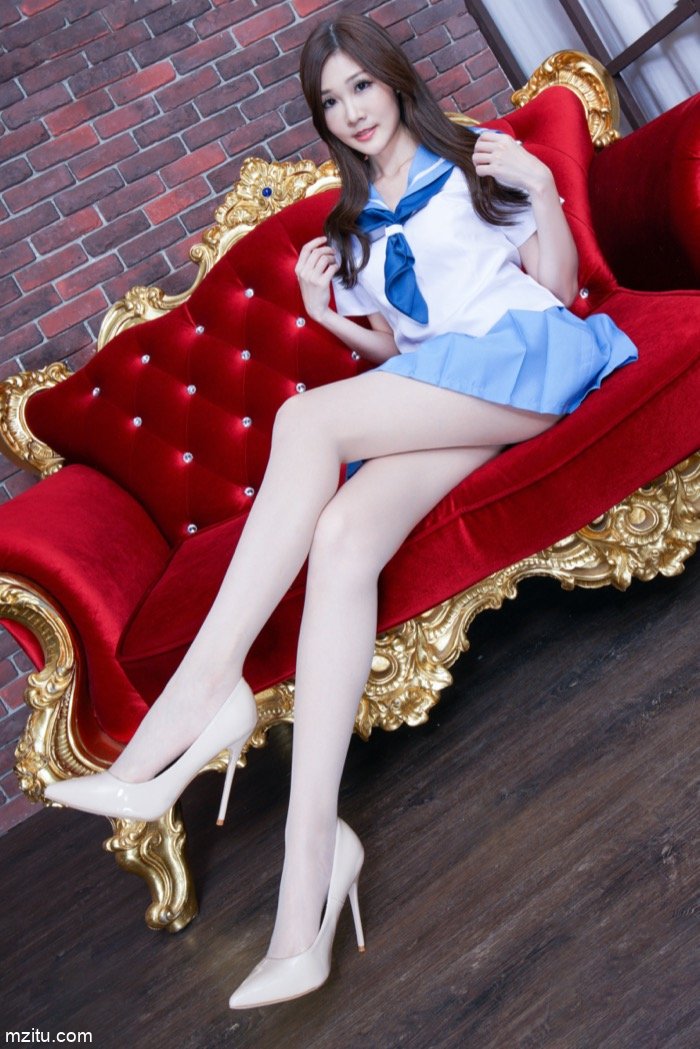 成熟迷人的美少妇，美腿纤细白皙真性感-朵兔兔