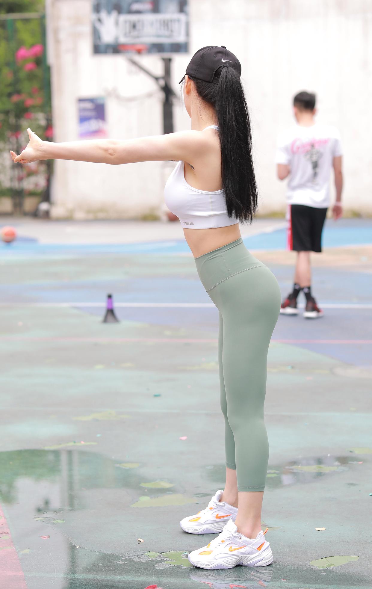 打扮很休闲的瑜伽裤女孩 J1600 415P3V-10.4GB-朵兔兔