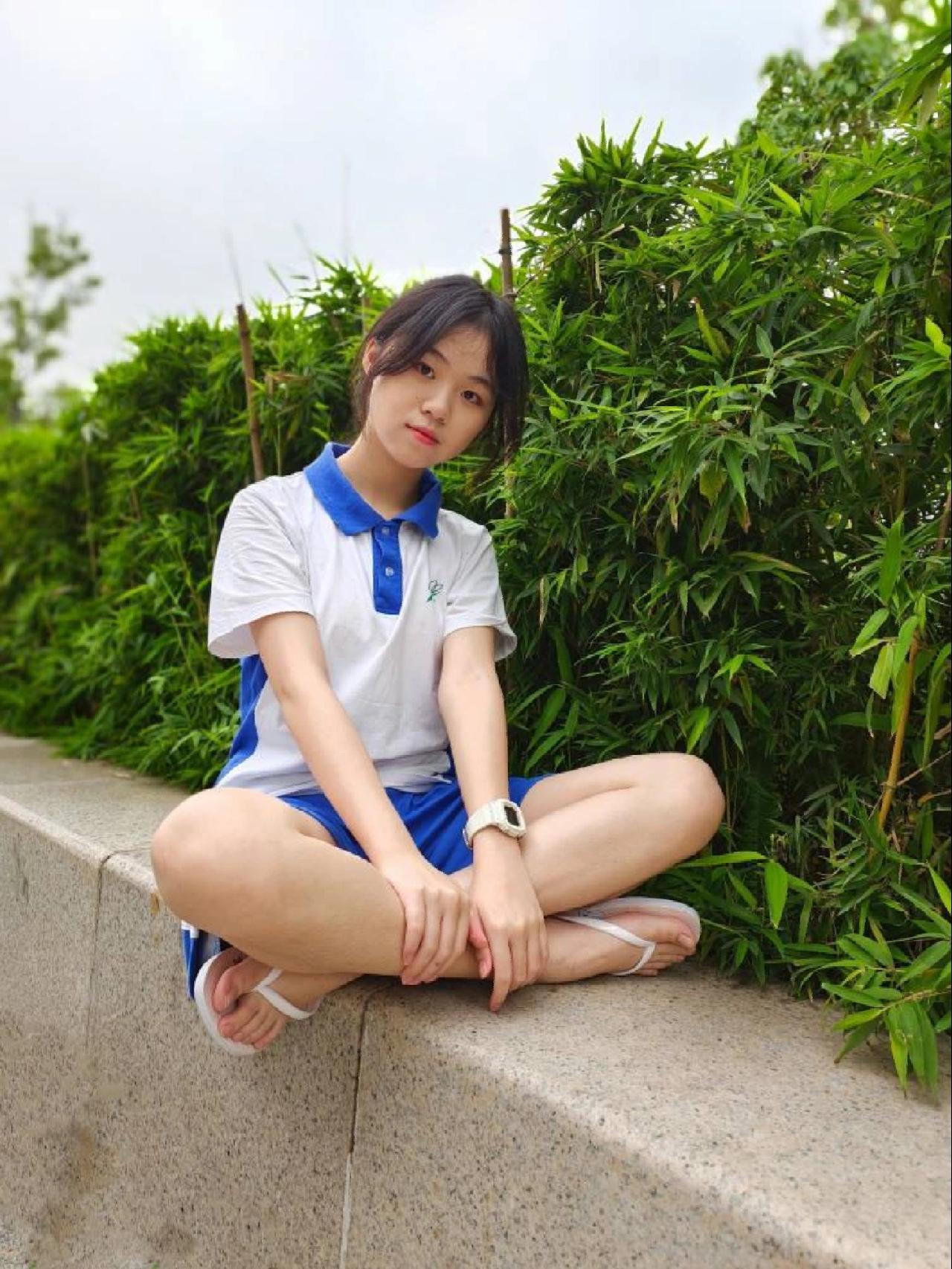 穿校服非常清纯的小姑娘【49P】20003-朵兔兔