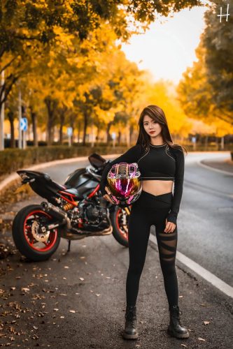 骑摩托车的瑜伽裤美女身材太好了！-朵兔兔
